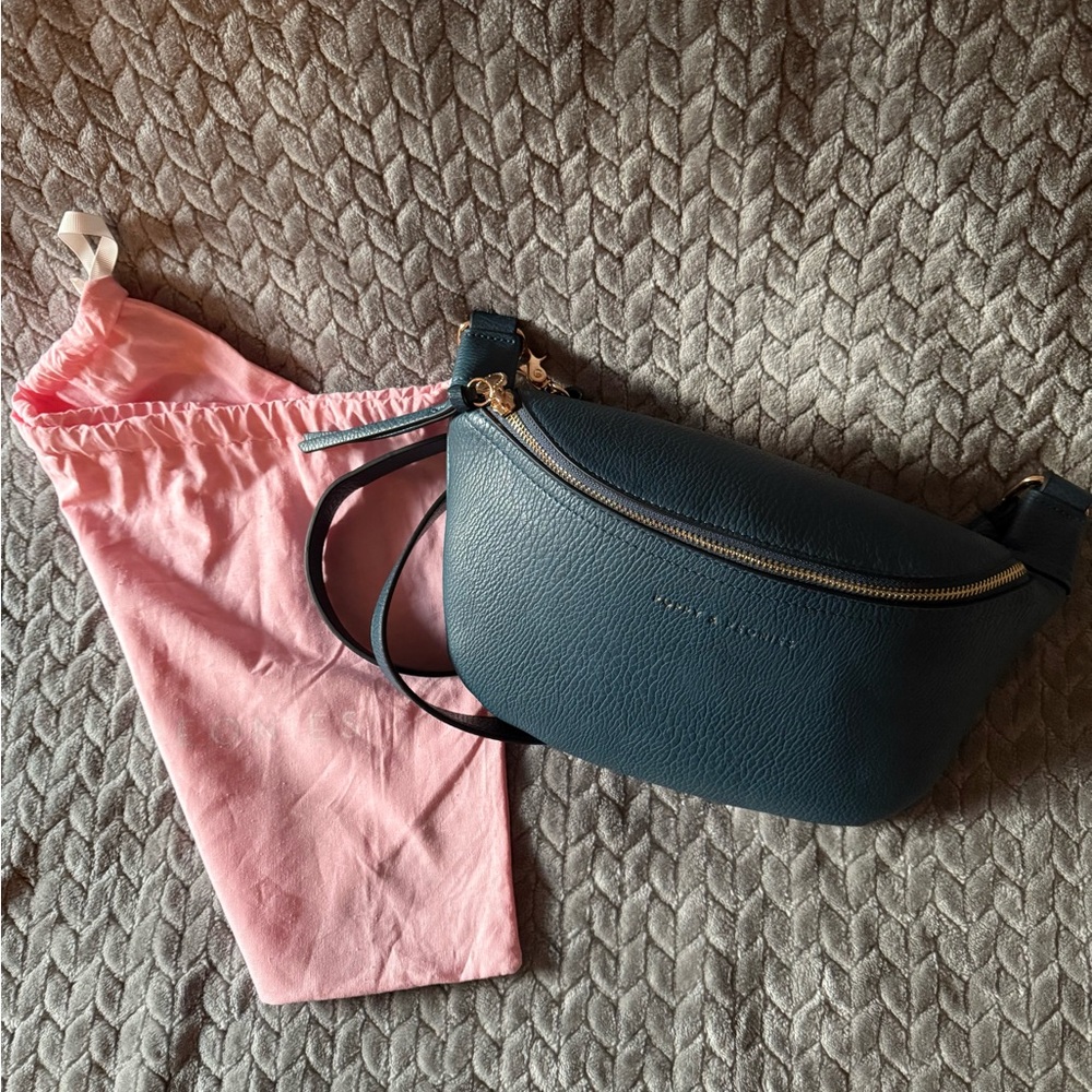 Poppy and Peonies
CROSSBODY/SLING BAG NWOT
DIMENSIONS *** 12”L x 6”H x 4” W*** - Picture 5 of 7